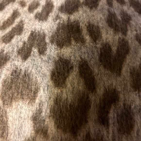 Old Navy leopard print jacket size gray/brown size Medium - Picture 2 of 8